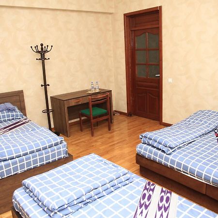 Yellow Hostel 杜尚别 外观 照片