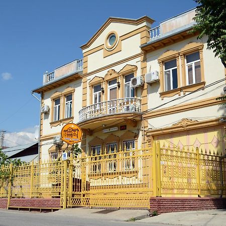 Yellow Hostel 杜尚别 外观 照片