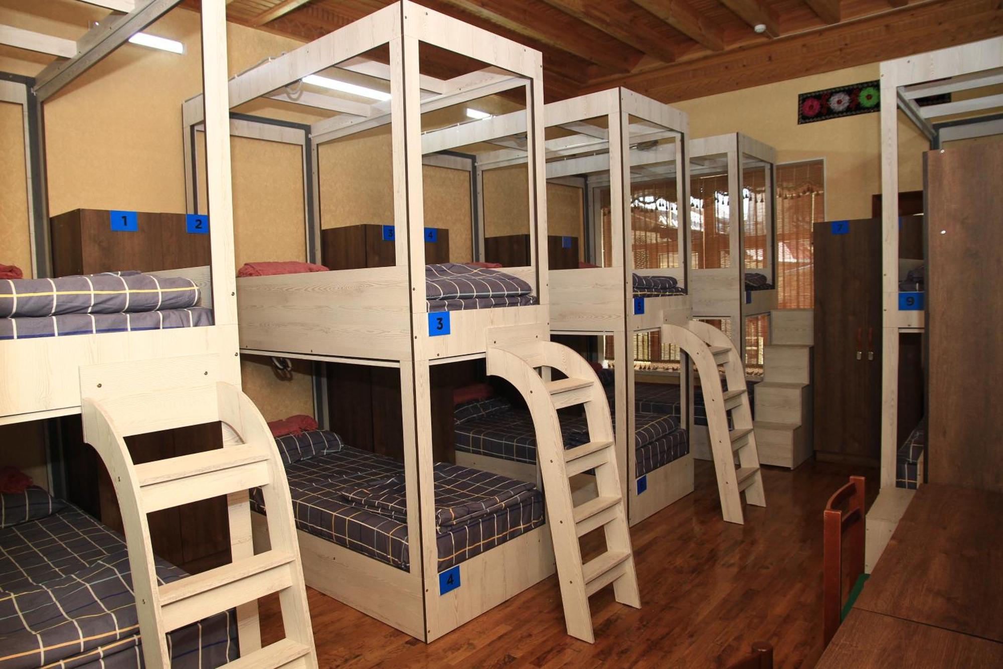Yellow Hostel 杜尚别 外观 照片