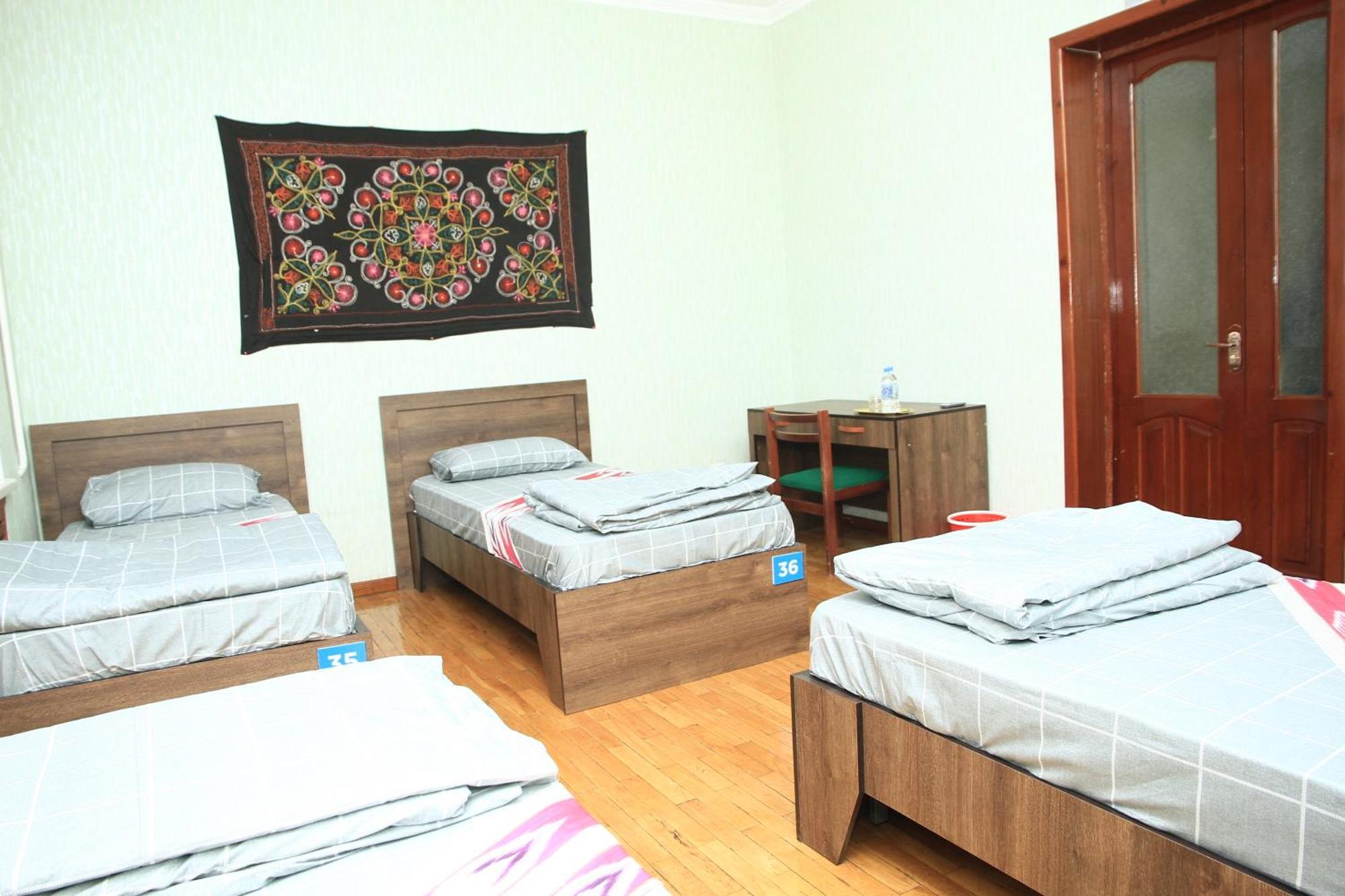 Yellow Hostel 杜尚别 外观 照片