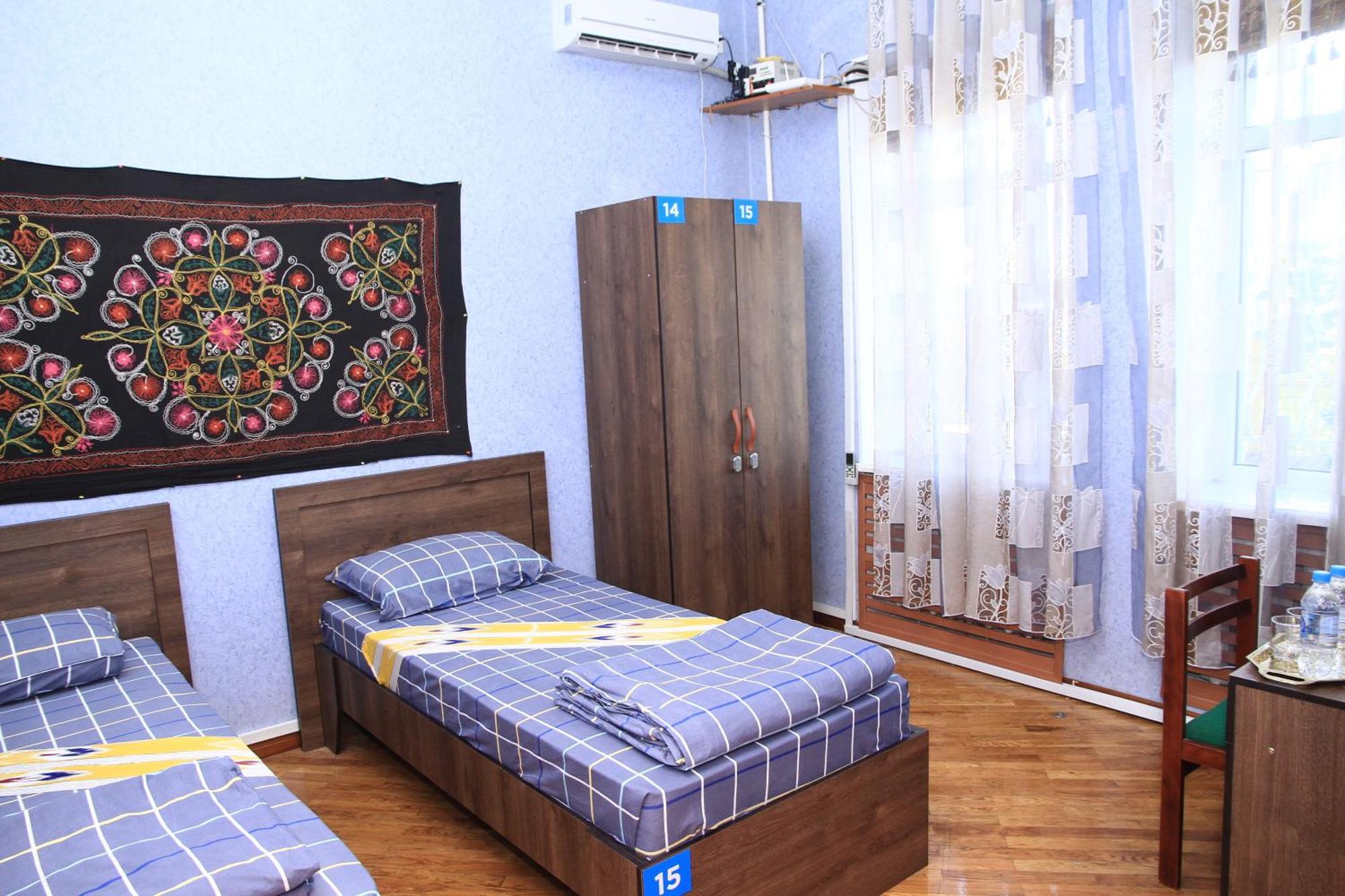 Yellow Hostel 杜尚别 外观 照片