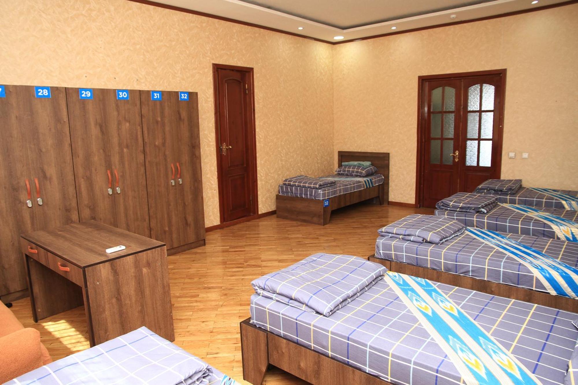 Yellow Hostel 杜尚别 外观 照片