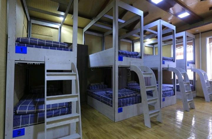 Yellow Hostel 杜尚别 外观 照片