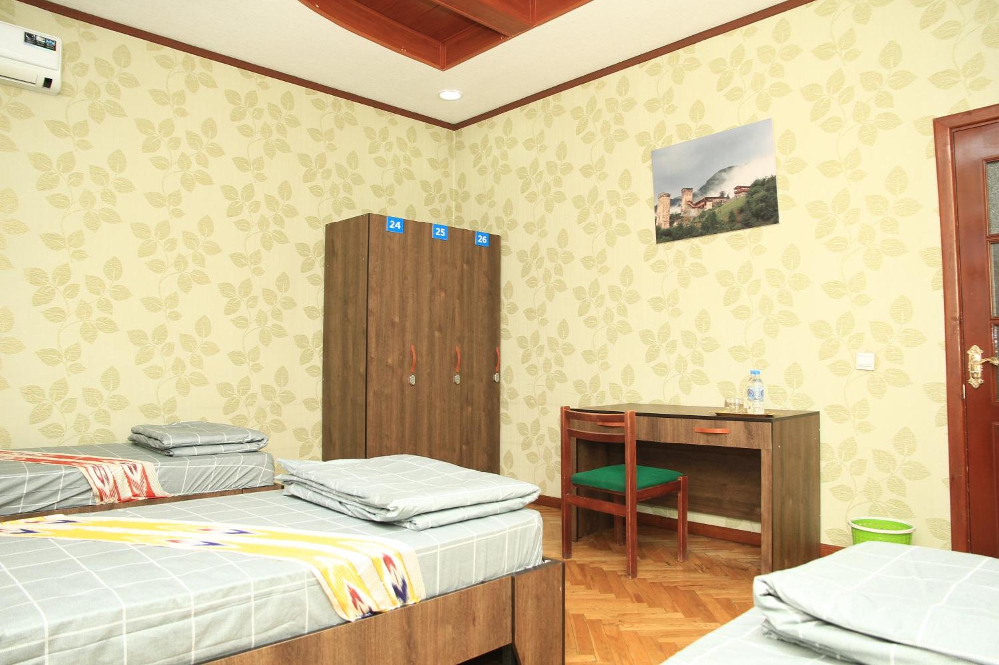 Yellow Hostel 杜尚别 外观 照片