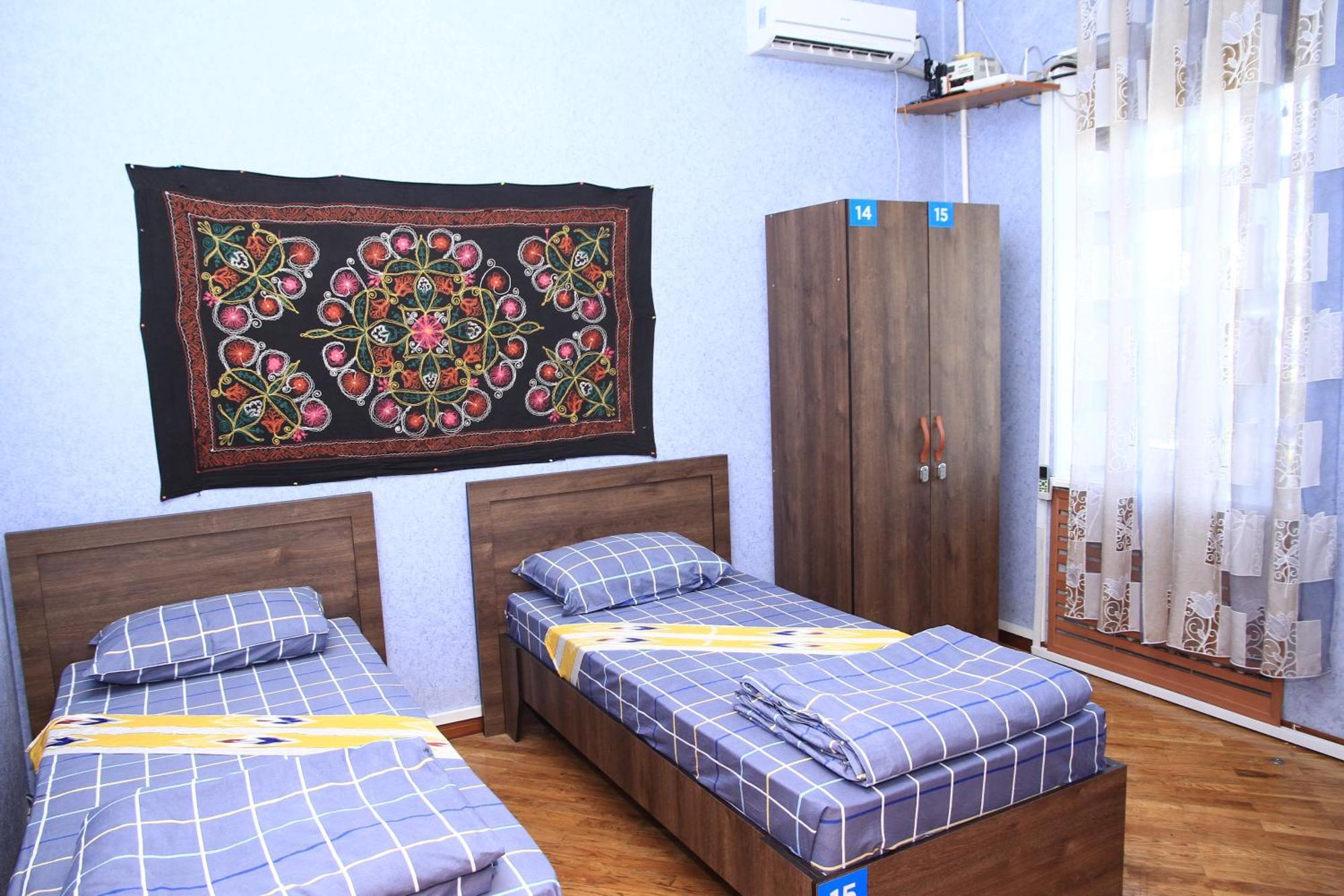 Yellow Hostel 杜尚别 外观 照片