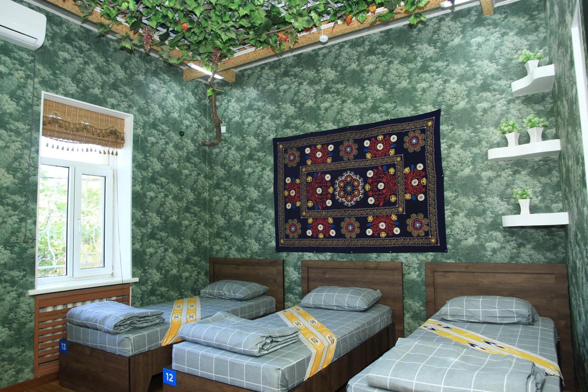Yellow Hostel 杜尚别 外观 照片