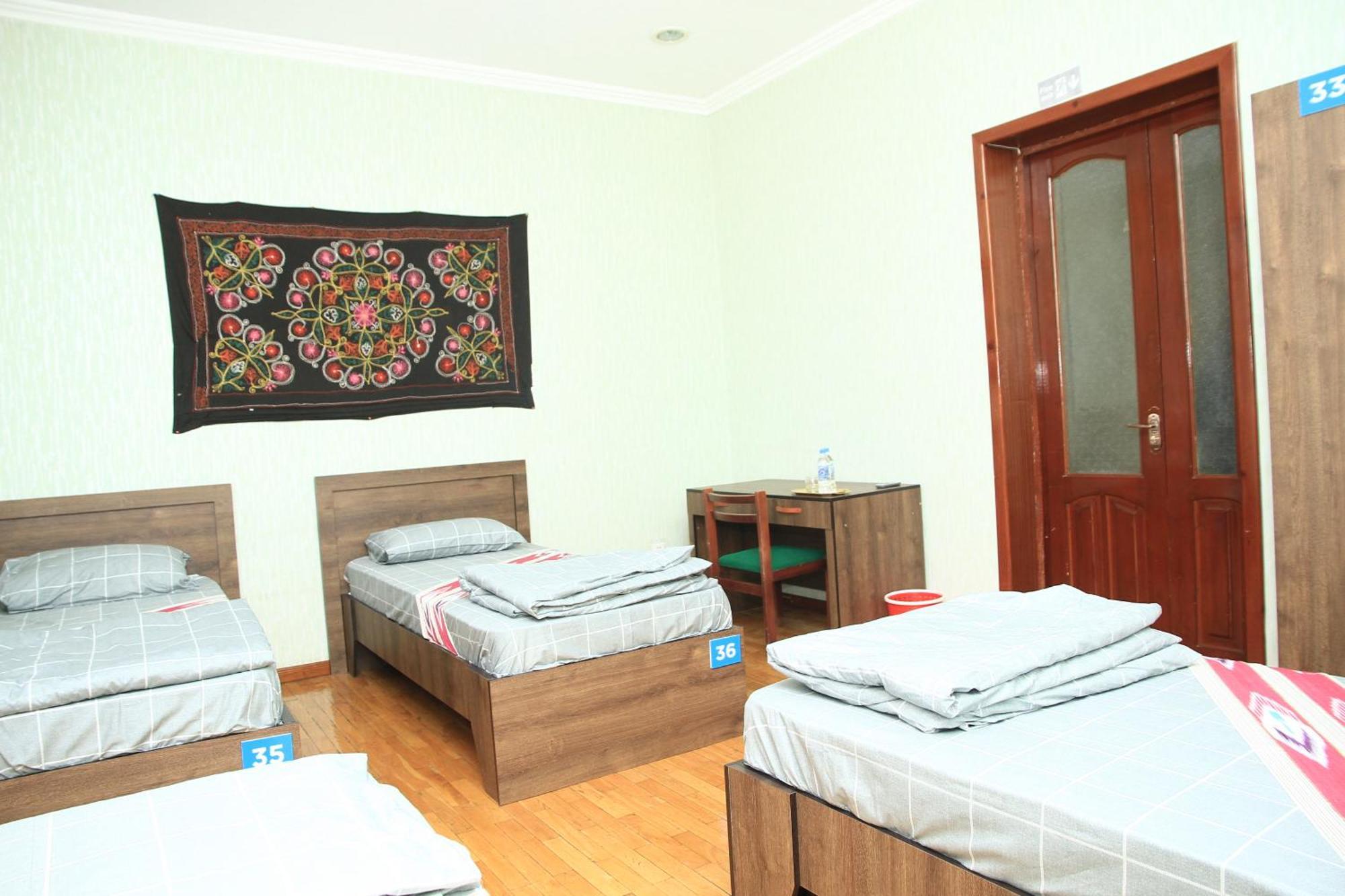 Yellow Hostel 杜尚别 外观 照片