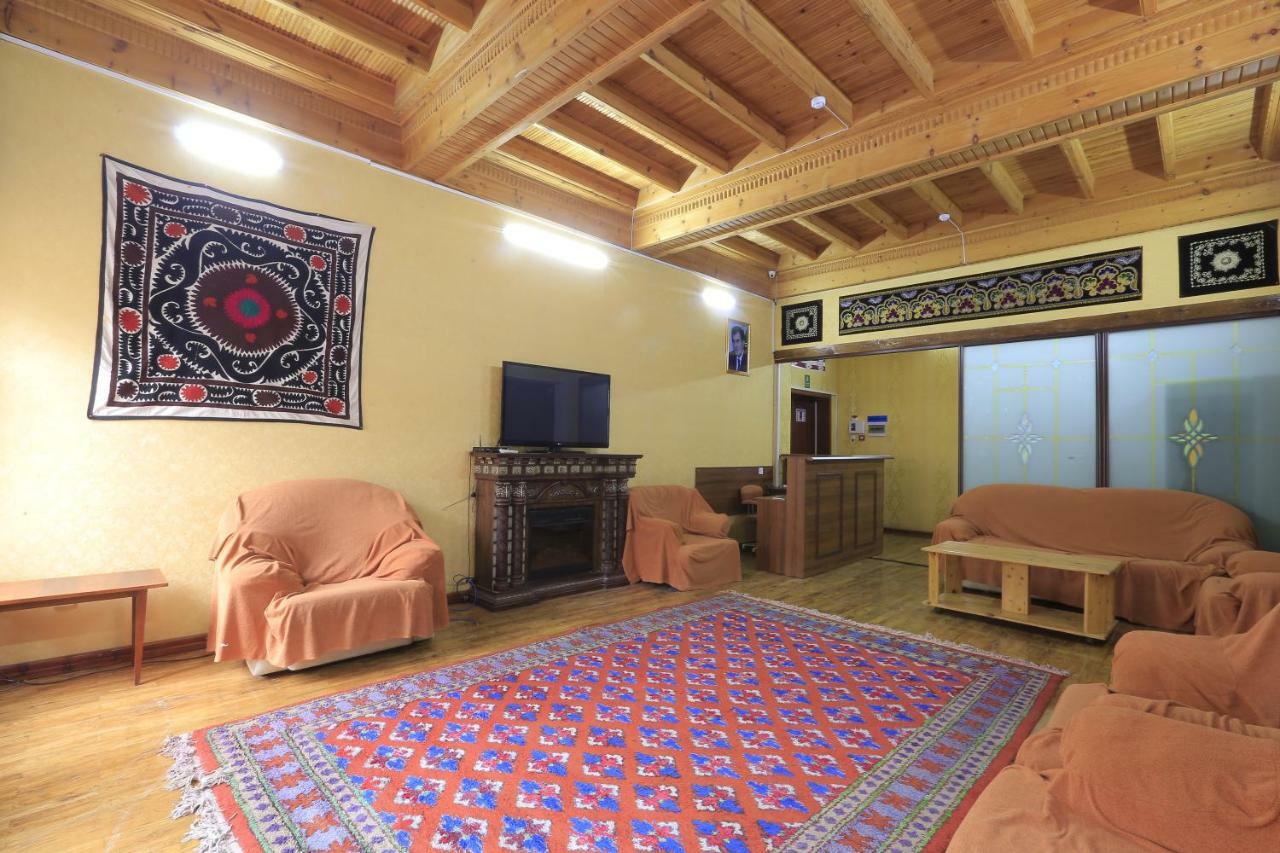 Yellow Hostel 杜尚别 外观 照片
