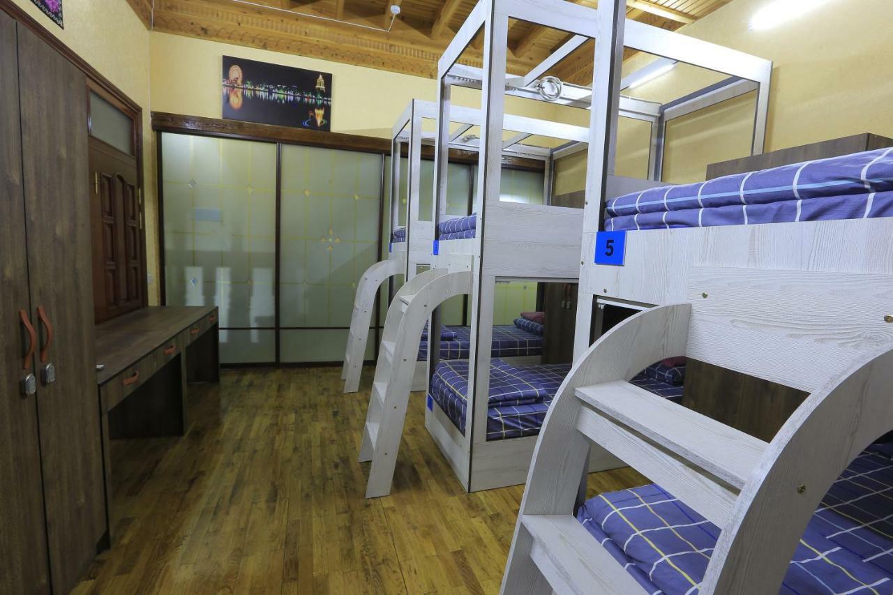 Yellow Hostel 杜尚别 外观 照片