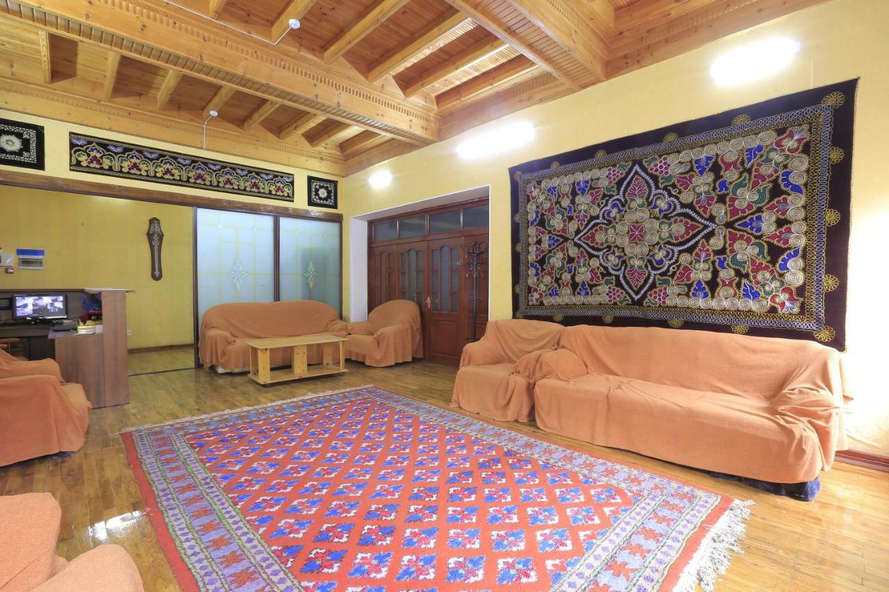 Yellow Hostel 杜尚别 外观 照片